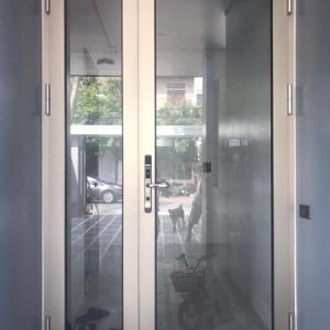 CỬA ĐI 2 CÁNH GROBER MÀU VÀNG SÂM BANH DÙNG KHÓA VÂN TAY