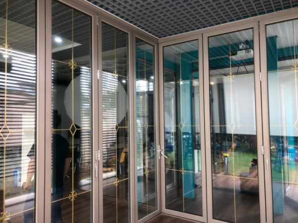 Cửa nhôm Grober -Cửa đi 4 cánh xi mạ