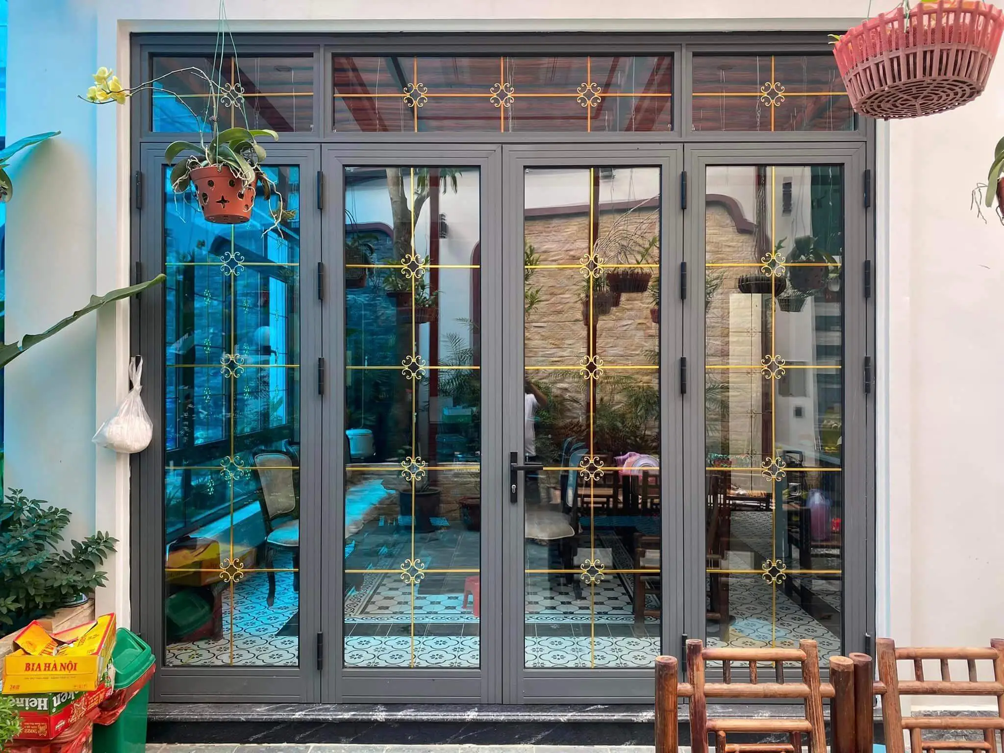 Đội thợ thi công cửa nhôm xingfa 4 cánh kết hợp kính Hoa Đồng mở quay tại Nam Định Đội thợ thi công cửa nhôm xingfa 4 cánh kết hợp kính Hoa Đồng mở quay tại Nam Định