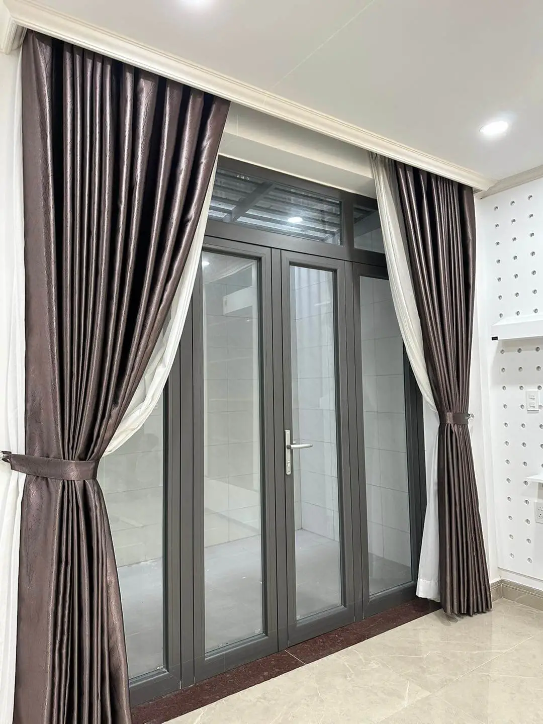 Đội thợ thi công cửa nhôm xingfa 4 cánh kết hợp kính Hoa Đồng mở quay tại Nam Định Đội thợ thi công cửa nhôm xingfa 4 cánh kết hợp kính Hoa Đồng mở quay tại Nam Định