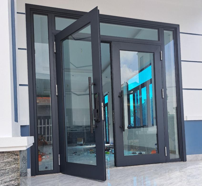 cửa nhà vệ sinh Xingfa xám ghi trên kính dưới lam gió 1