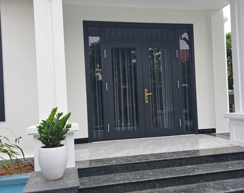 Thi công cửa nhà vệ sinh Xingfa xám ghi trên kính dưới lam gió tại Nam Định – LH 0966 872 626 Thi công cửa nhà vệ sinh Xingfa xám ghi trên kính dưới lam gió tại Nam Định – LH 0966 872 626